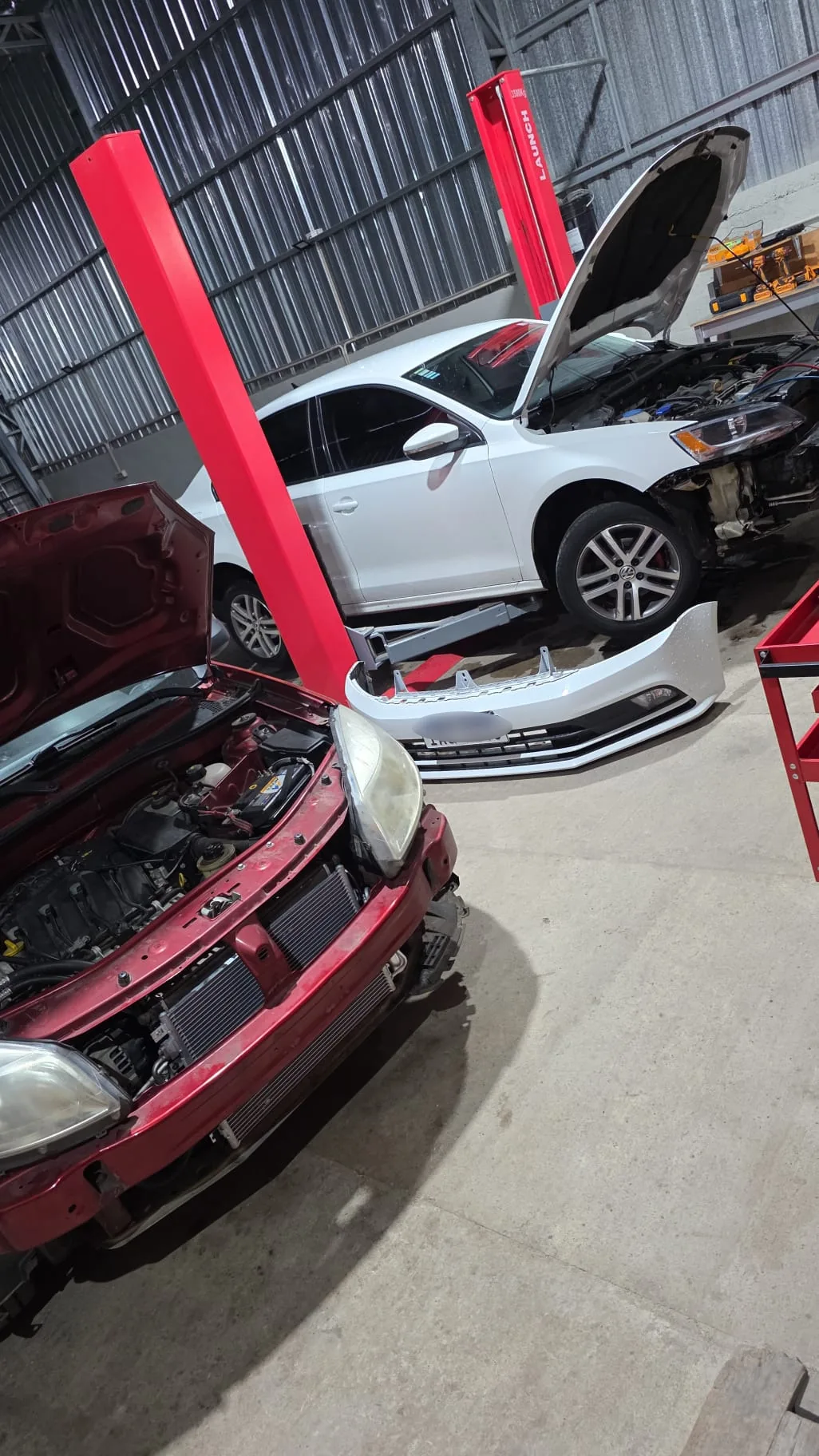 Automóviles en taller durante trabajos de reparación
