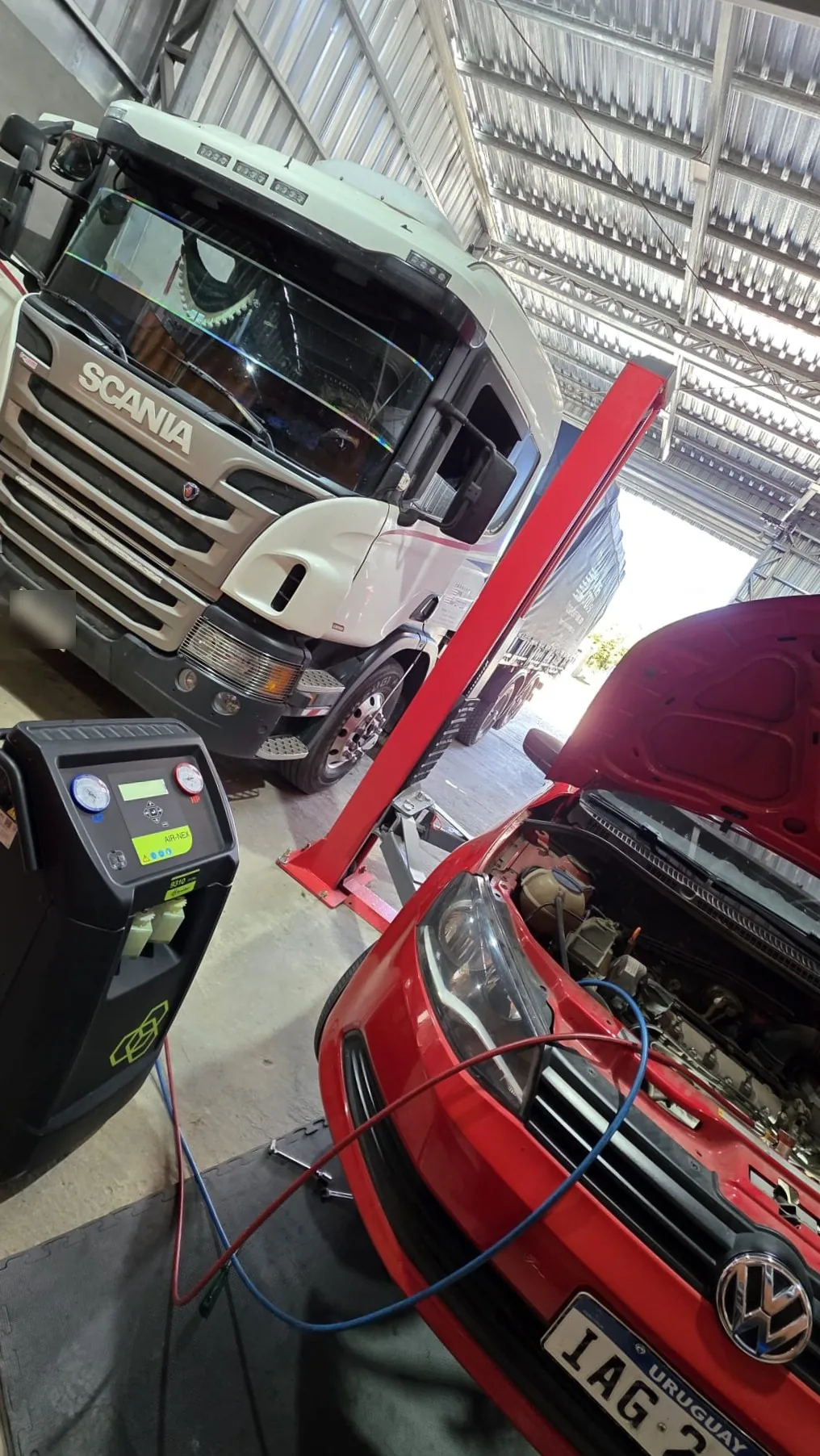 Servicio de climatización realizado en un camión y un automóvil